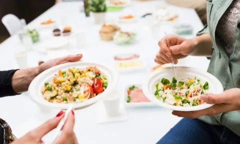 8 việc người thành công thường làm trong giờ nghỉ trưa, chỉ có người nghèo mới ngồi tại bàn làm việc