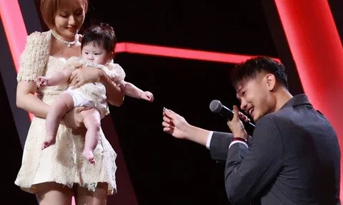 Á quân Vietnam's Next Top Model 1m88 quỳ gối cầu hôn vợ hơn 10 tuổi tại Người Ấy Là Ai, con gái đáng yêu "đốn tim"