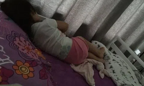 Con ngủ 1 mình nhưng sáng dậy hay uể oải, kêu bị "ai đó" đè lên người, mẹ xem camera thì òa khóc