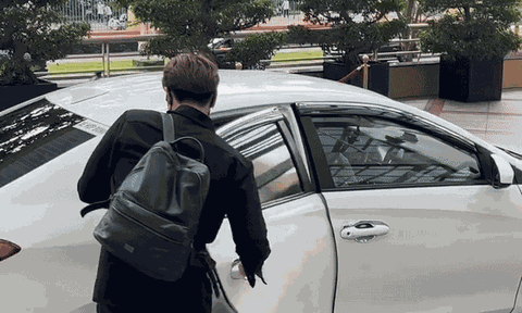 Diện váy trễ nải, Hoa hậu Việt Nam có "cặp tuyết lê" đẹp nhất lịch sử xuống xe chẳng màng che chắn