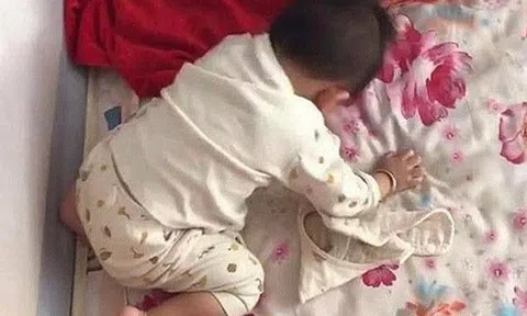 Con trai 3 tuổi liên tục đập đầu vào tường, mẹ đưa đi khám thì bàng hoàng nghe bác sĩ nói
