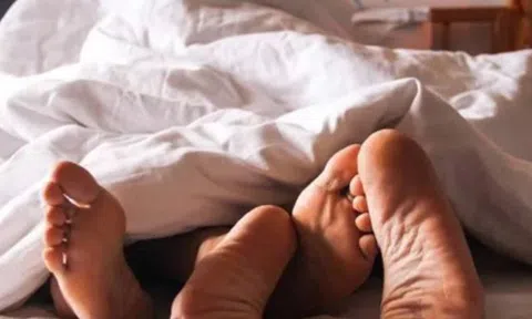 Đi làm về thấy cụ ông 70 tuổi bán khỏa thân nằm trên giường vợ, chồng phát hiện bí mật động trời