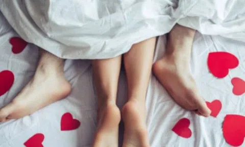 Nữ 21 tuổi chưa quan hệ liệu có quá muộn? Tuổi nào thích hợp nhất cho lần đầu làm “chuyện ấy”?