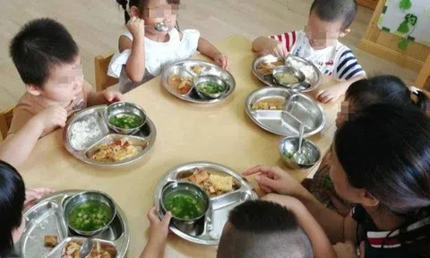 Mẹ tức giận vì cô giáo cho con trai ăn cuối cùng của lớp, nhưng xấu hổ khi nghe cô nói