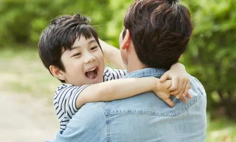 5 năm xa cách, đưa con trai đi chơi ngày 1/6, chồng xanh mặt nghe con trai gọi đồng nghiệp của mẹ là "Bố"