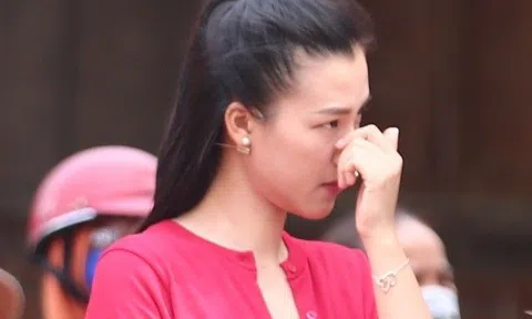 Á hậu Hoàng Oanh bật khóc trên truyền hình, biết ơn mẹ ruột sau đổ vỡ hôn nhân