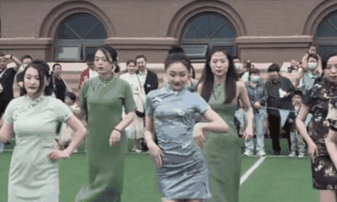 Đến trường con, các mẹ mặc váy ngắn nhảy nhót, nhiều ông bố đứng xem cũng "ngượng chín mặt"