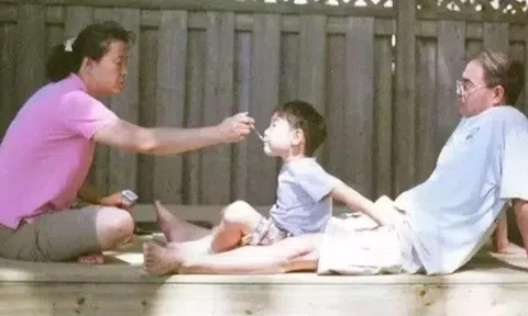Cháu nghỉ hè về quê chơi với ông bà được 1 tuần đã đòi lên vì bà cả ngày "nhồi ăn" thịt gà, thịt vịt..., nửa đêm gọi dậy ăn