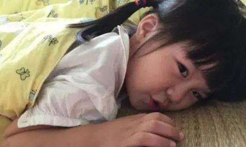 Con 3 tuổi không chịu ngủ trưa ở trường, cách làm của cô giáo khiến mẹ bật khóc