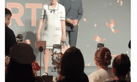 Vợ Duy Mạnh đứng cạnh chồng Son Ye Jin, diện váy chục triệu che bụng bầu, chạy lon ton vẫn được khen tinh tế