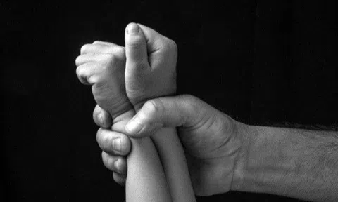 Bé trai được ông hàng xóm cưng chiều, một năm sau cha mẹ chết lặng khi con phải đi khám tâm thần