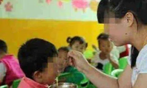 Con 4 tuổi đi lớp mẹ vẫn mang cháo đến trường tự đút, 1 tháng sau cậu bé nói: "Mẹ ơi con muốn chết đi"