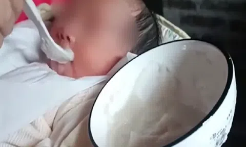 Bà nội cho cháu trai 9 ngày tuổi ăn bột gạo, con dâu thêm bất lực vì câu nói của mẹ chồng