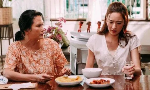 Lặn lội 300 cây số lên thăm con gái và cháu, nhìn mâm cơm nhà thông gia nấu, bà ngoại lập tức bắt xe về trong đêm