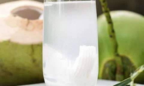Mùa nóng có nên uống nước dừa thay nước lọc hằng ngày? Bất ngờ về đáp án nước dừa non hay dừa già tốt hơn