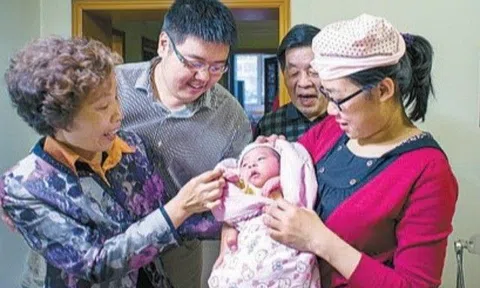 Con được bế ra khỏi phòng sinh, câu nói đầu tiên của mẹ chồng làm tôi ám ảnh mãi