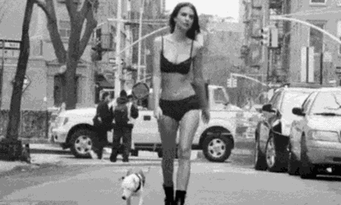 "Nữ thần ngực đẹp tự nhiên" đã có con vẫn mặc hở tưng bừng, nhiều phụ nữ "chào thua"