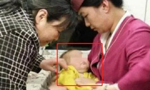Thấy người mẹ pha sữa bột cho con đang ngủ say trên tàu, người đàn ông lập tức báo cảnh sát