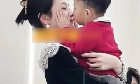 Cậu bé đòi hôn môi cô gái xinh đẹp, phản ứng của ông bố bên cạnh làm ai cũng ngượng thay