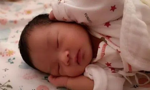 Mẹ bỉm ôm con co ro nằm nền đất vì mẹ chồng đuổi không cho nằm giường, sợ cháu đái ướt