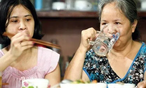 Uống nước trước bữa ăn hay uống nước trong khi ăn, cái nào giúp giảm cân hiệu quả hơn?