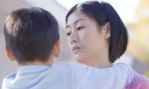 "Râu mẹ dài hơn râu bố, bao giờ con mới có?", câu trả lời của người mẹ khiến phụ huynh khác phải chép lại mà học