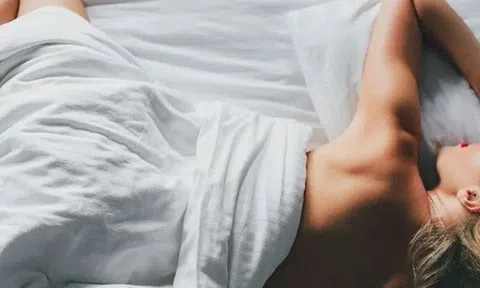 Có nên không mặc gì đi ngủ đêm hè? Chuyên gia tiết lộ cách giúp bạn dễ ngủ khi oi nóng