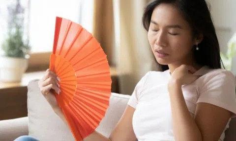 Vì sao nhiều phụ nữ dễ nổi xung vào mùa nóng? 2 tránh, 3 cần để chị em khắc chế những cơn bốc hỏa