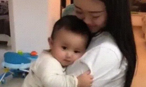 Bị mẹ bắt cai sữa, em bé gục mặt vào ngực dì đòi bú, ai nhìn cũng thấy thương