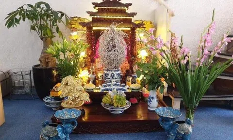 Vì sao bàn thờ Thần Tài phải đặt dưới đất, bàn thờ gia tiên lại kê trên cao? Có người sống gần hết đời vẫn chưa biết