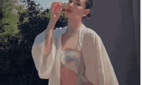 Bạn gái cầu thủ Việt kiều đọ sắc "khét lẹt" bên Ngọc Trinh, môi dày gợi cảm, đường cong mãng xà