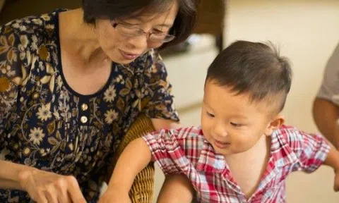 Gửi tiền nhờ mẹ chồng ở dưới quê chăm cháu nhưng bà luôn miệng nói không đủ, tôi tá hoả khi phát hiện ra sự thật ngày trở về