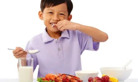 Vì sao người Việt đứng trong top thấp nhất thế giới? Chuyên gia chỉ cách "thoát lùn" bố mẹ nào cũng làm được cho con