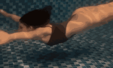 Mẫu Tây Ban Nha có vòng 3 uốn lượn, chơi boxing "nặng đô" nhưng quên đồ phòng hộ vòng 1