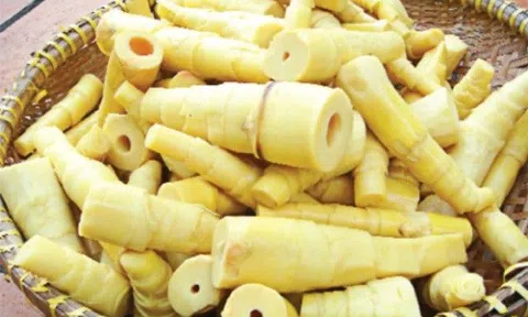 Cùng nhau ăn măng tự ngâm tại nhà, vợ nguy kịch chồng không sao