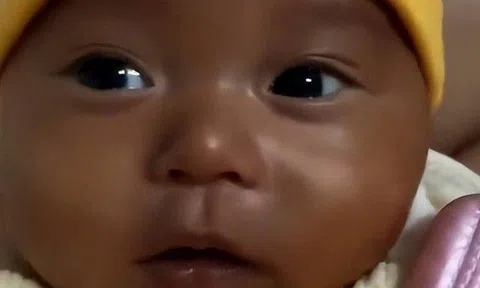 Bố mẹ da trắng sinh con da đen như châu Phi, bác sĩ nói chờ 3 tháng kết quả sẽ rõ