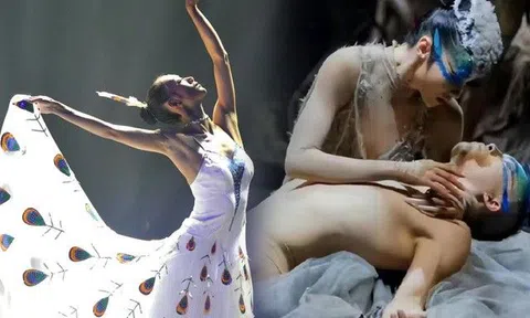 Chim công làng múa bị chỉ trích vì nghệ sĩ "mặc như không" trình diễn trước hàng nghìn người