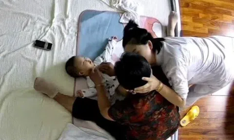Bà ngoại giúp chăm sóc con sơ sinh, cảnh bỉm sữa của mẹ trẻ khiến nhiều người chạnh lòng