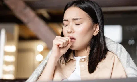 Người viêm mũi dị ứng khổ sở vì ô nhiễm không khí