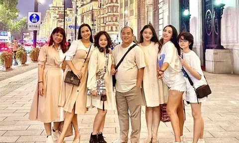 Cặp chị em song sinh từng khuấy đảo làng mẫu Việt giờ có 3 cô con gái mỹ nhân, nhưng chiều cao chênh lệch