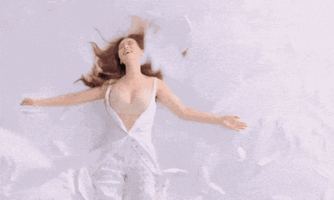 Nữ thần mặc nội y đẹp như tranh, ảnh chụp phủ khắp đường phố, ai cũng ngoái nhìn