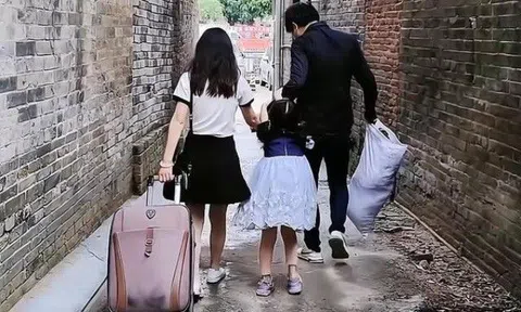 Bố mẹ ly hôn, con gái chạy theo gào khóc đến kiệt sức: "Mẹ ơi mẹ đừng đi, mẹ ở lại với con!"