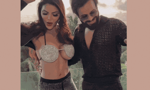 Người Ấn đầu tiên khỏa thân trên Playboy giờ "có tuổi" vẫn ăn mặc nóng tưng bừng