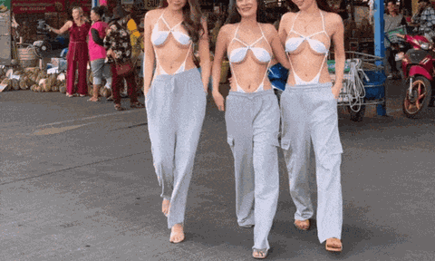 "Thót tim" cảnh 3 cô gái bổ sầu riêng ở chợ mặc như đi biển, cố tình khoe đồ bơi tí hon