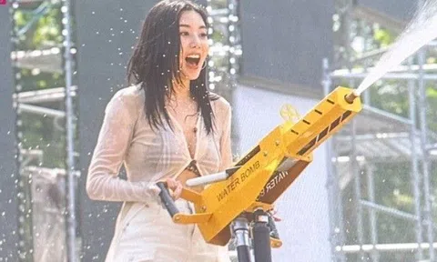 Mỹ nữ xinh đẹp mặc áo xuyên thấu, khoe vòng một căng đầy trong lễ hội nước