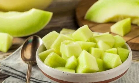 Người phụ nữ nhập viện sau khi ăn dưa để tủ lạnh qua đêm và hai “tử huyệt” phải tránh khi ăn loại quả này