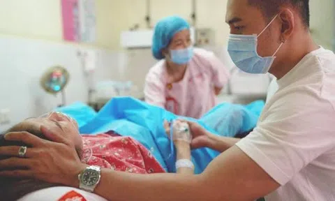 Lý Bình kể chuyện con trai kẹt ngay xương chậu Phương Trinh Jolie 5 tiếng không ra được, dây rốn quấn 4 vòng quanh cổ