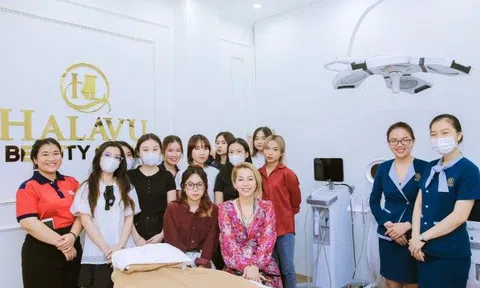 Giảng viên Nguyễn Bảo Châu cùng sinh viên ngành chăm sóc sắc đẹp tham quan Halavu Clinic