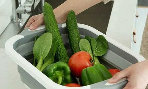 Rửa rau dưới vòi nước xưa rồi, làm động tác này khi rửa để đánh tan hóa chất, thuốc trừ sâu trên rau