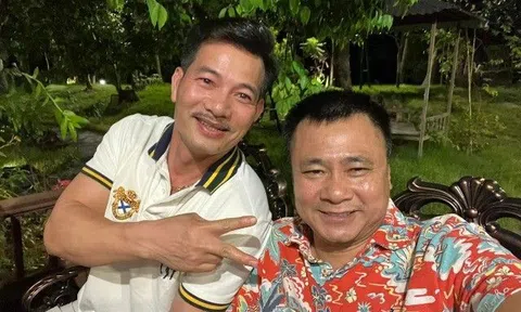 Hé lộ anh ruột giống Xuân Bắc đến kinh ngạc, cùng NSND Tự Long chụp trong nhà vườn như "biệt phủ" của em trai
